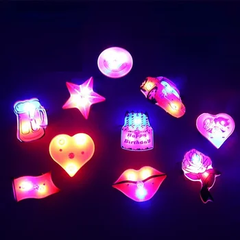 25pcs LED Svetlá Blikajúce Cartoon Delfín Rád Jahody Deťom Hračky Brošňa Dekorácie, Rekvizity Bar Navidad Vianoce